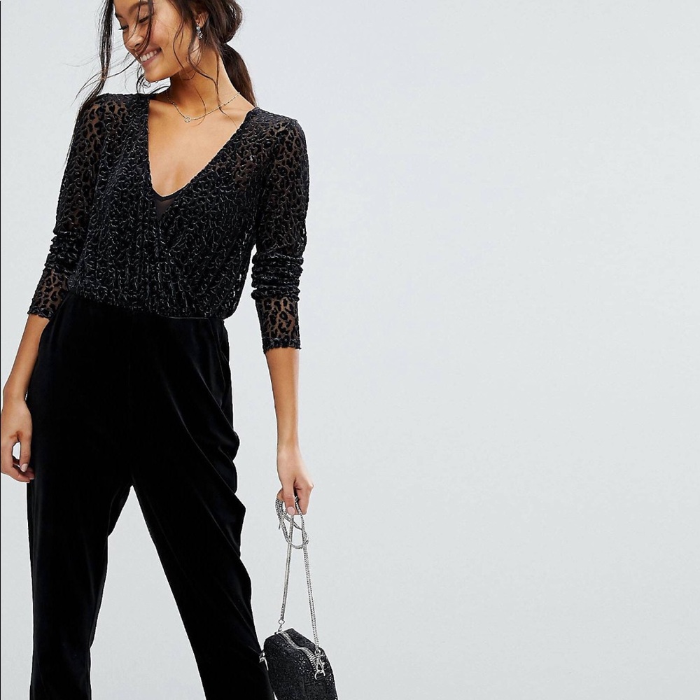 New with tags! Super comfy jumpsuit.